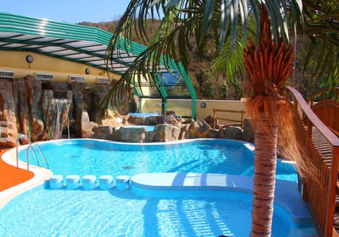 Indoor pool, sun loungers