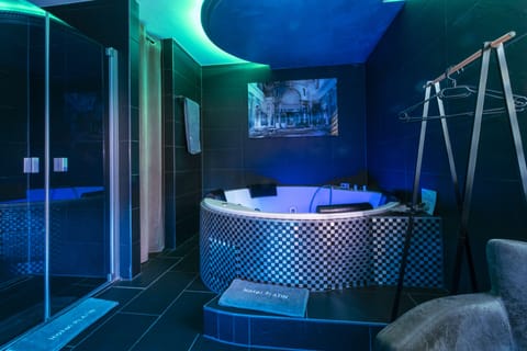 Suite, Hot Tub | In-room safe, blackout drapes, soundproofing, free WiFi