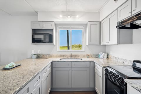 Suite (Ocean/Gulf View Emerald) | Private kitchen | Fridge, microwave, oven, stovetop