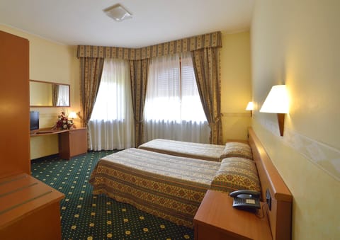 Standard Room, 2 Twin Beds | Premium bedding, minibar, desk, soundproofing
