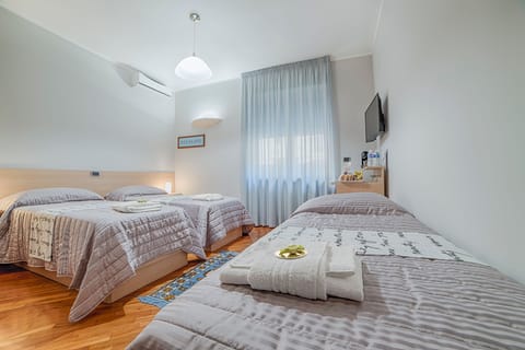 Comfort Triple Room, 1 Bedroom, Ensuite | In-room safe, desk, free WiFi, bed sheets