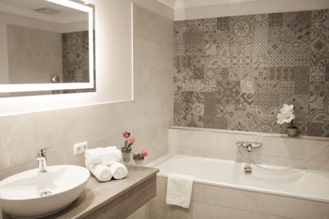 Deluxe Double Room | Bathroom | Free toiletries, hair dryer, towels