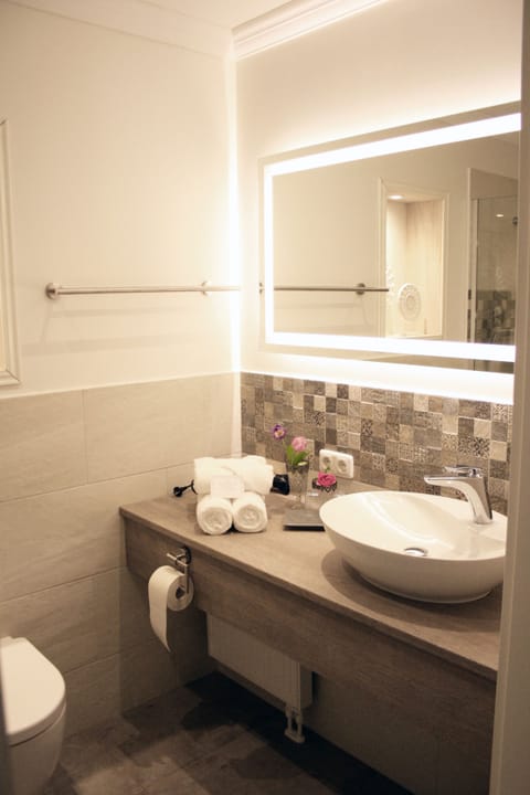 Standard Double Room, Balcony | Bathroom | Free toiletries, hair dryer, towels