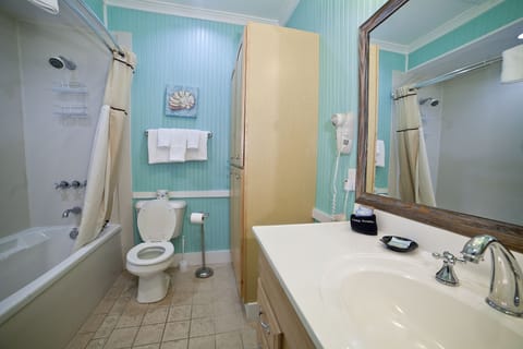 Apartment, 3 Bedrooms, Kitchen, Corner (1) | Bathroom | Free toiletries, hair dryer, towels, toilet paper
