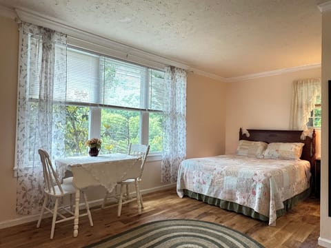 Lady Bug Romantic Studio Suite, 1 Bedroom, Mountain View | 1 bedroom, individually decorated, individually furnished, free WiFi