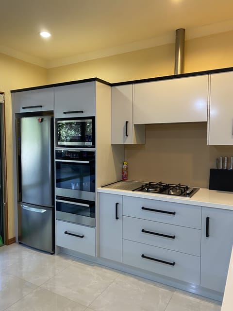 Full-size fridge, microwave, oven, stovetop