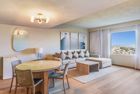 Hypo-allergenic bedding, in-room safe, desk, blackout drapes