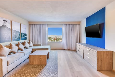 Hypo-allergenic bedding, in-room safe, desk, blackout drapes