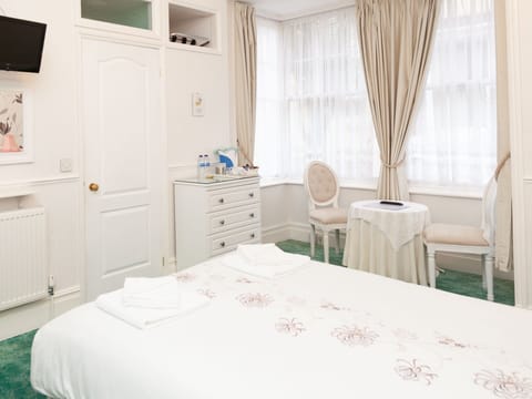 Double Room | In-room safe, iron/ironing board, free WiFi, bed sheets