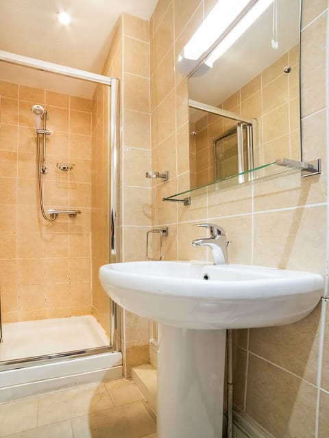 Superior Room, Multiple Beds (Family of 5) | Bathroom | Shower, free toiletries, hair dryer, towels