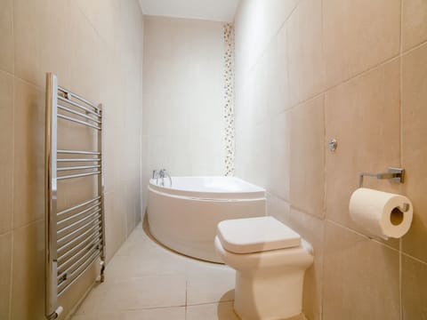 Superior Double Room, 1 Double Bed | Bathroom | Shower, free toiletries, hair dryer, towels