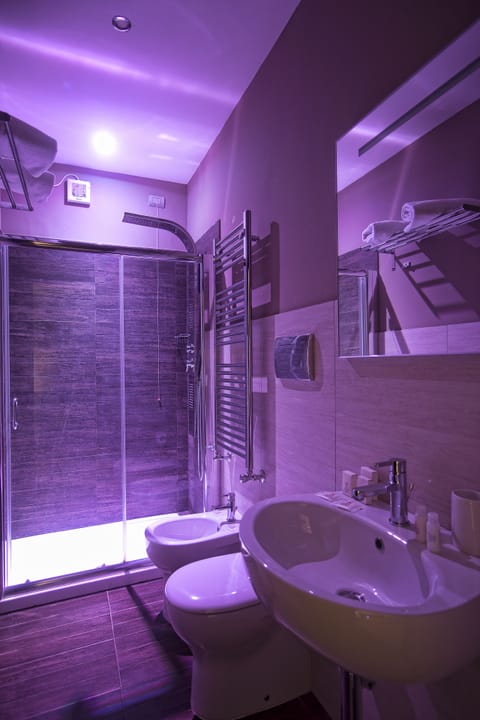 Classic Double Room, Balcony | Bathroom | Shower, rainfall showerhead, free toiletries, hair dryer