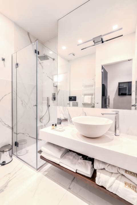 Shower, rainfall showerhead, free toiletries, hair dryer