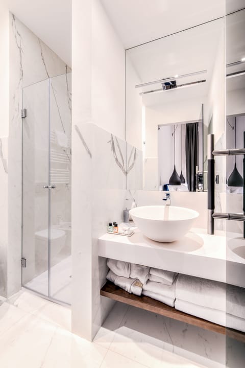 Deluxe Room, City View | Bathroom | Shower, free toiletries, hair dryer, bathrobes