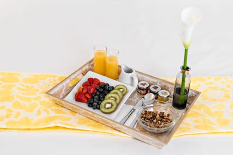Daily continental breakfast (EUR 18.00 per person)
