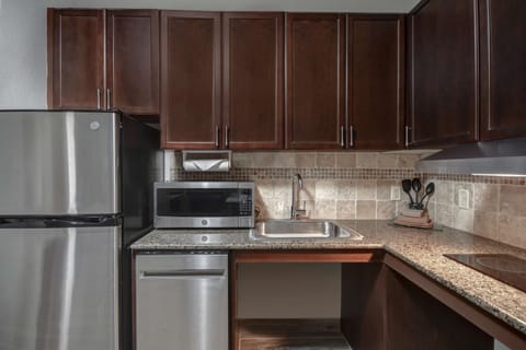 Full-size fridge, microwave, stovetop, dishwasher