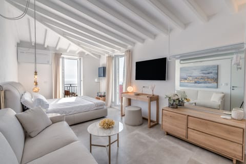 Honeymoon Suite, Jetted Tub | 1 bedroom, minibar, in-room safe, desk