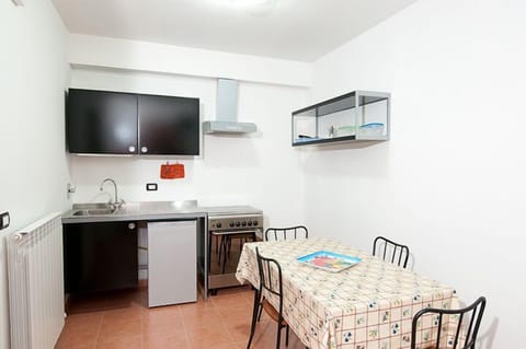 Studio | Private kitchen | Oven, stovetop, cookware/dishes/utensils, freezer