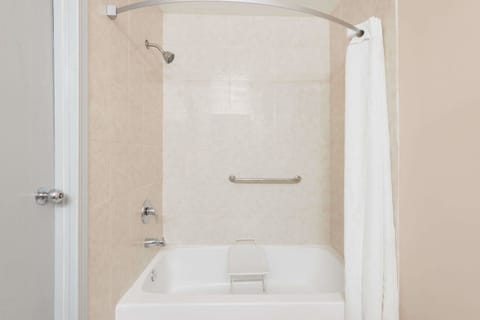 Combined shower/tub, free toiletries, hair dryer, towels