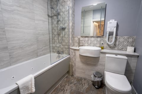 Deluxe Double Room, Ensuite | Bathroom | Shower, free toiletries, hair dryer, towels