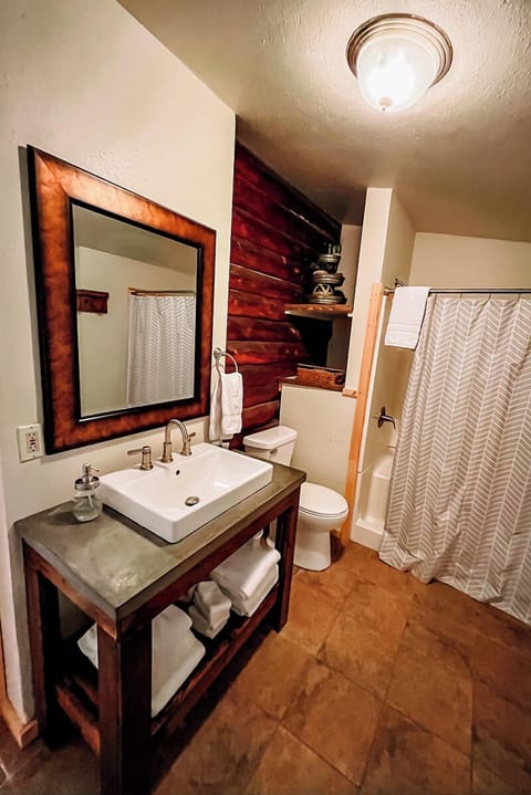 Deluxe Cabin, Kitchenette, Mountainside | Bathroom | Towels