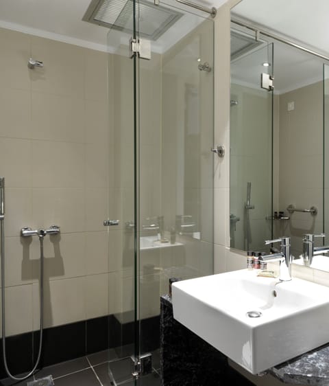 Standard Double or Twin Room | Bathroom shower