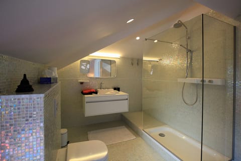 Superior Double Room (Est) | Bathroom | Hair dryer, bathrobes, towels