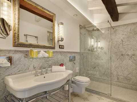 Junior Suite Room with Spa access | Bathroom | Shower, free toiletries, hair dryer, bathrobes
