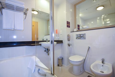 Combined shower/tub, deep soaking tub, free toiletries, hair dryer