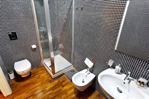 Deluxe Room, 1 Bedroom, Courtyard View | Bathroom | Shower, free toiletries, hair dryer, bidet