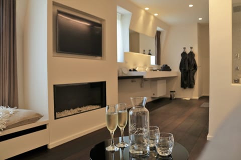 Deluxe Suite, 1 King Bed, City View | Living area | Flat-screen TV, fireplace, Netflix, streaming services