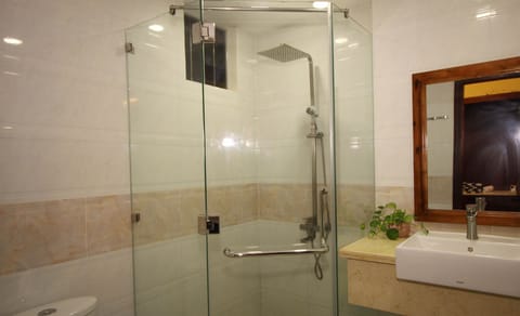 Deluxe Quadruple Room | Bathroom | Shower, free toiletries, hair dryer, bathrobes