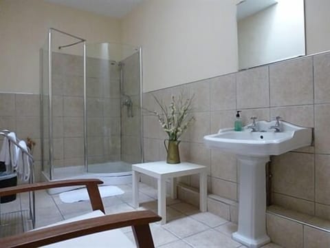 Double Room, Ensuite | Bathroom | Free toiletries