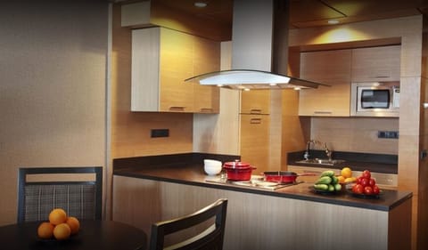 Suite, 1 Bedroom | Private kitchen | Electric kettle, eco-friendly cleaning products