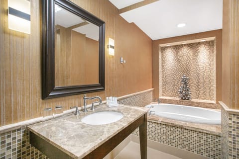 Deluxe Suite, One King Bed | Bathroom | Combined shower/tub, free toiletries, hair dryer, towels