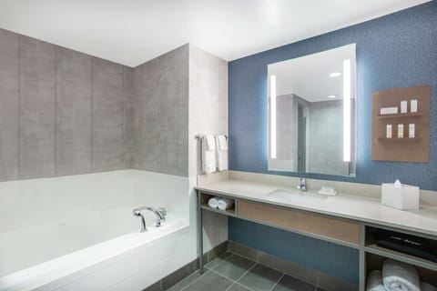One Bedroom Suite, One King Bed | Bathroom | Combined shower/tub, free toiletries, hair dryer, towels