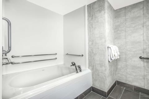 Room, Accessible | Bathroom | Combined shower/tub, free toiletries, hair dryer, towels