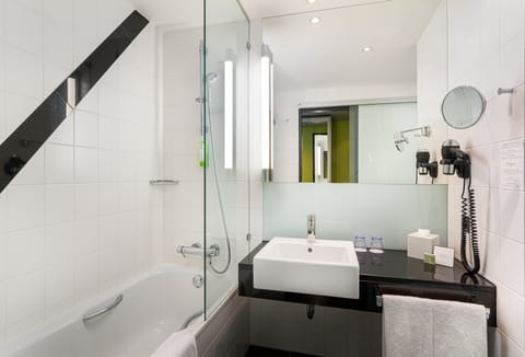 Standard Room, 2 Twin Beds (High Floor) | Bathroom | Hair dryer, towels