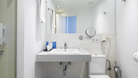 Single Room | Bathroom | Free toiletries, hair dryer, towels
