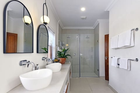 Romantic Cottage | Bathroom | Separate tub and shower, deep soaking tub, rainfall showerhead