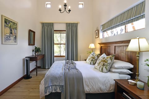 Romantic Cottage | Egyptian cotton sheets, premium bedding, pillowtop beds, in-room safe