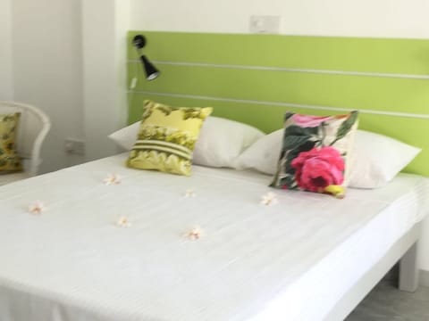 Queen Pool View | Free WiFi, bed sheets