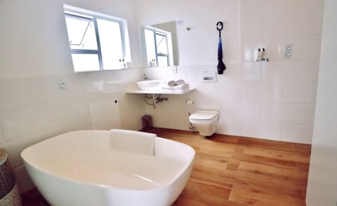 Deluxe Double Room | Bathroom | Free toiletries, hair dryer, bathrobes, slippers