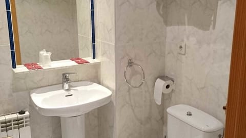 Room | Bathroom | Combined shower/tub, free toiletries, hair dryer, towels