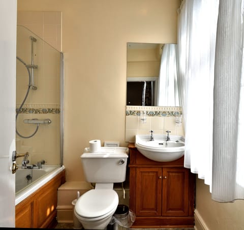 Combined shower/tub, free toiletries, hair dryer, towels