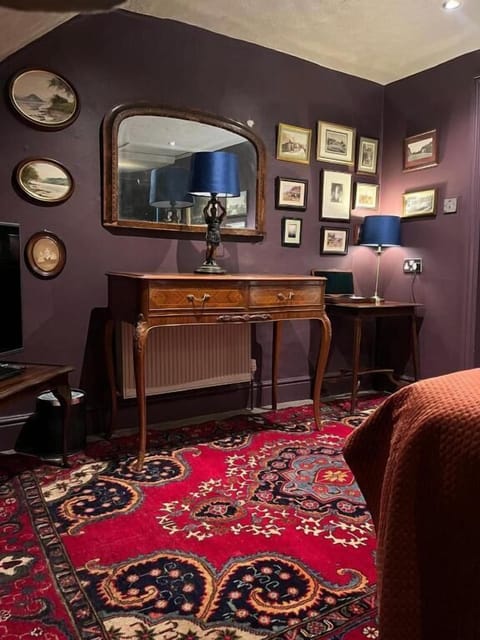 Superior Double Room, Ensuite | In-room safe, desk, free WiFi, bed sheets