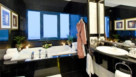 Royal Suite | Bathroom | Shower, free toiletries, hair dryer, bathrobes