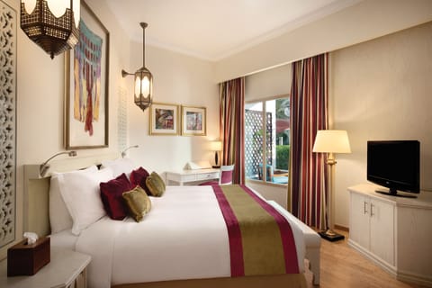 Laguna Suite Poolside | Premium bedding, down comforters, minibar, in-room safe