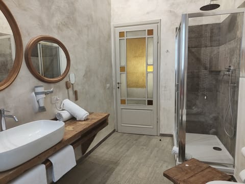 Deluxe Double Room, 1 Bedroom (Red Room) | Bathroom | Shower, rainfall showerhead, free toiletries, hair dryer