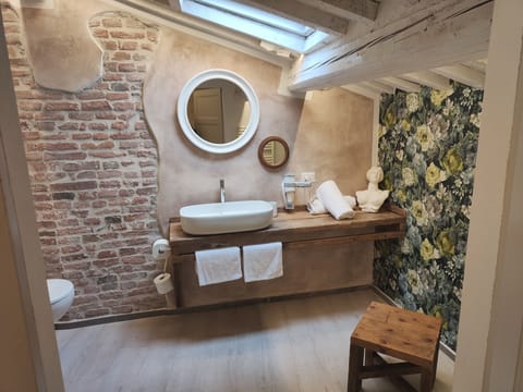 Deluxe Quadruple Room, 1 Bedroom (Green Room) | Bathroom | Shower, rainfall showerhead, free toiletries, hair dryer